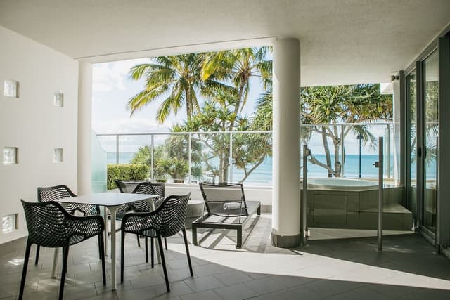 One Bedroom Beachfront Spa