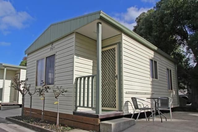 Deluxe Cabin - Linen only on queen bed