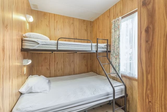 Deluxe Cabin - Linen only on queen bed