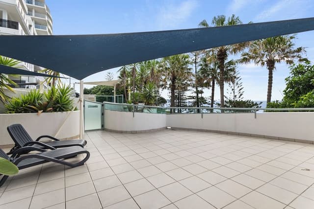 2 Bedroom Beachfront with Courtyard