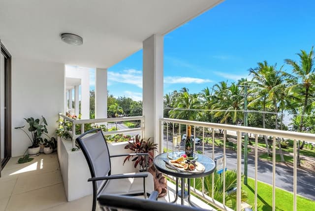 Deluxe Two Bedroom Ocean View Apartment - Top Floor