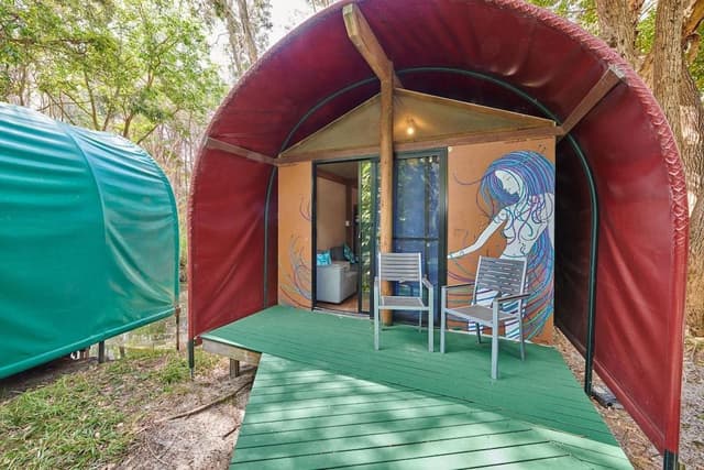 Island Retreat Twin (Shared Bathroom)