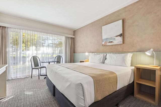 1 King Bed, Non-Smoking