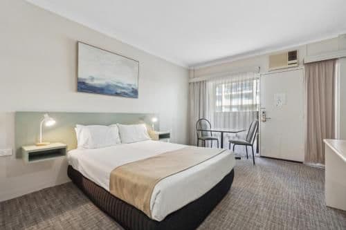 1 King Bed, Non-Smoking