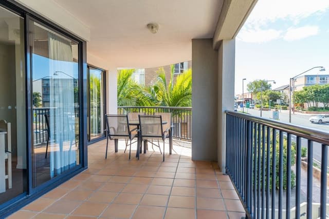 Large One Bedroom Apartment - Partial Views