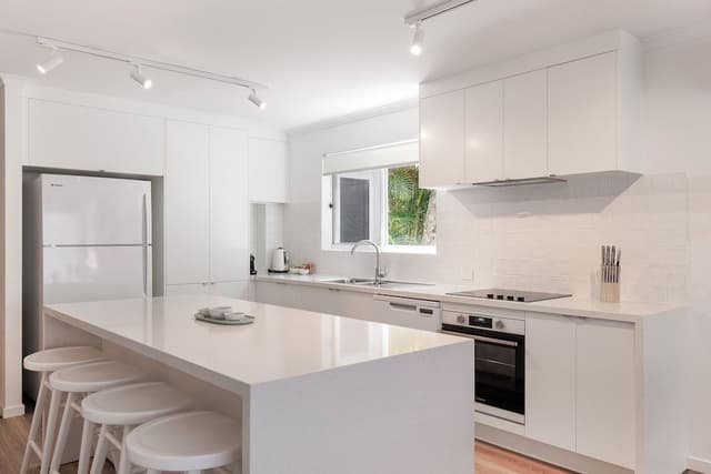 OFFSITE- 3 Bedroom Apartment - Ocean View Opposite Beach