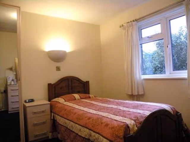 Single Room, Shared Bathroom (Not in room, shared with other rooms)