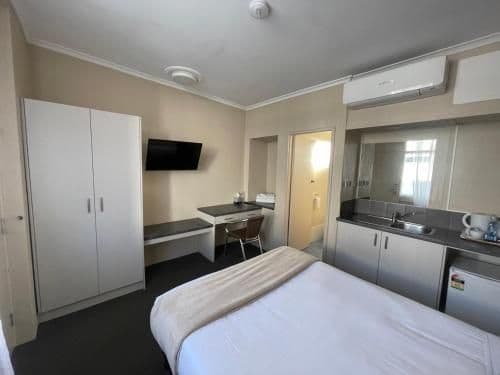 1 Queen Room- Non-Smoking