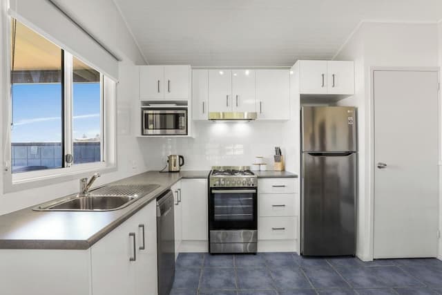 Beachside Spa Cabin (Sleeps 5)