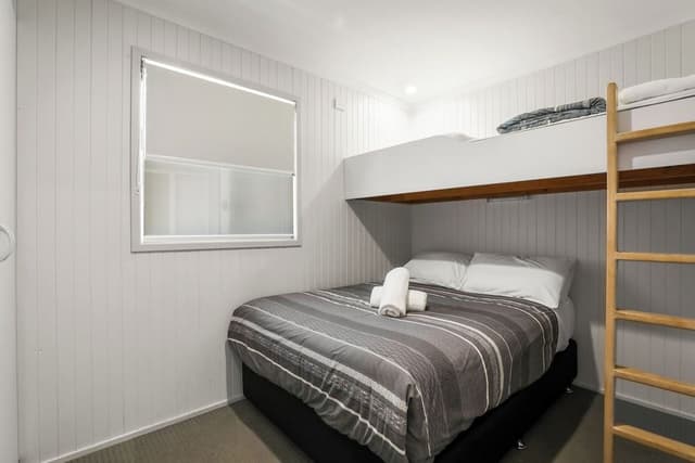 Beachside Spa Cabin (Sleeps 5)