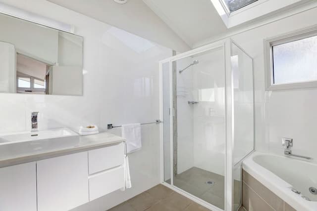 Beachside Spa Cabin (Sleeps 5)