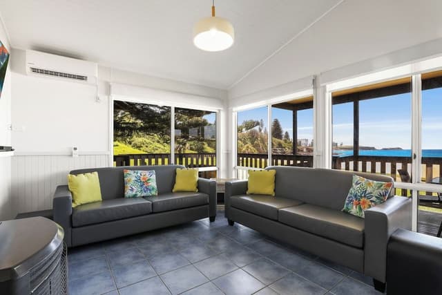 Beachside Spa Cabin (Sleeps 5)