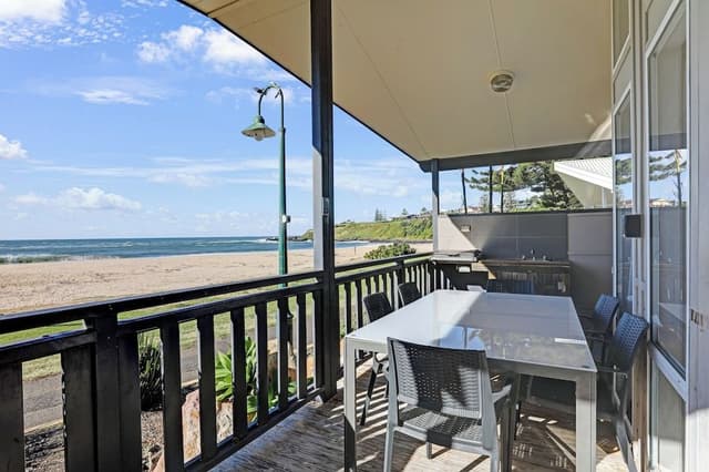 Beachside Spa Cabin (Sleeps 5)