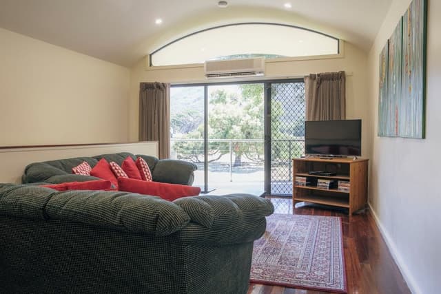 Junior Townhome, 3 Bedrooms, Mountain View