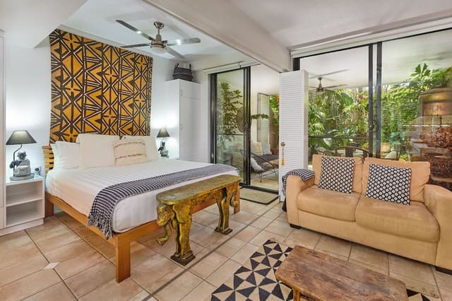 Standard Room, 1 Queen Bed, Courtyard Area