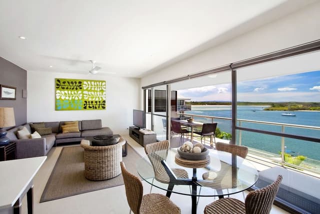 Deluxe Two-Bedroom Apartment - Waterfront
