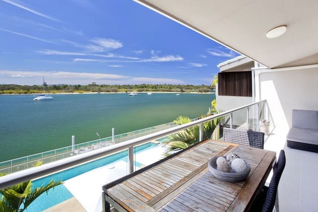 Deluxe Two-Bedroom Apartment - Waterfront