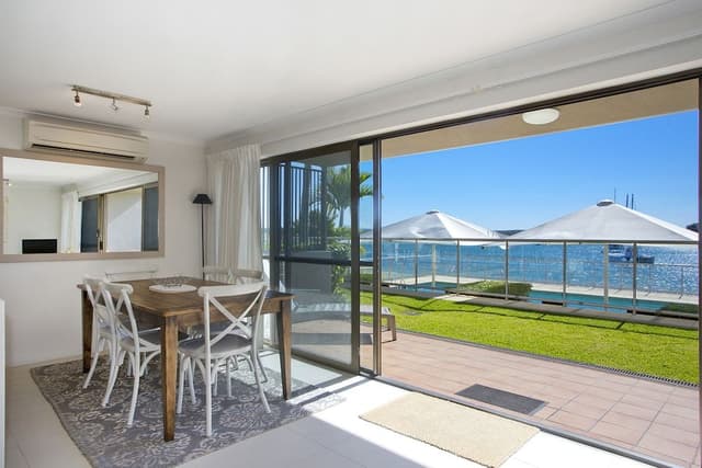 Deluxe Two-Bedroom Apartment - Waterfront