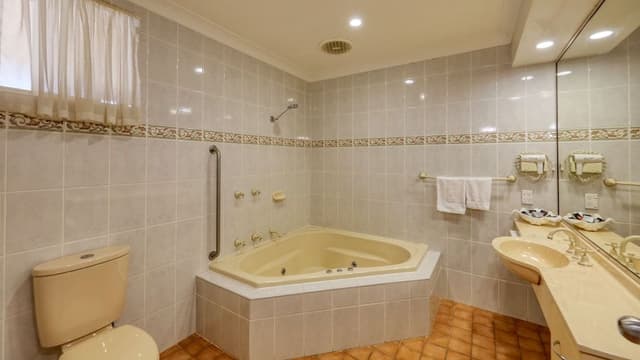 Executive King Spa Room