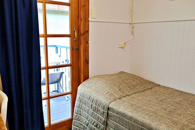 Basic Single with Shared Bathroom