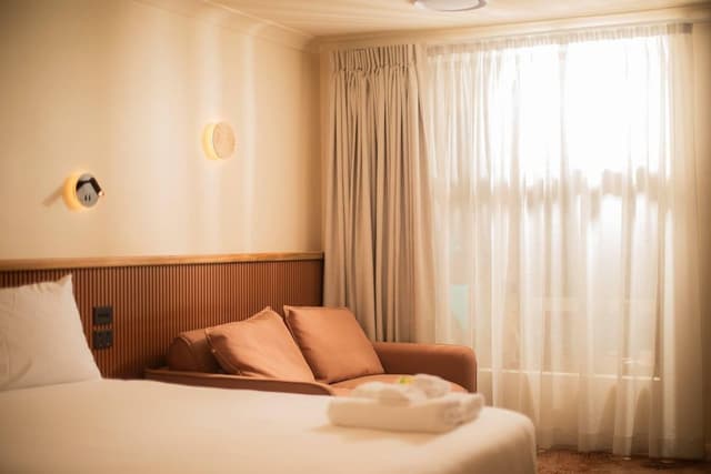 Room (Queen)