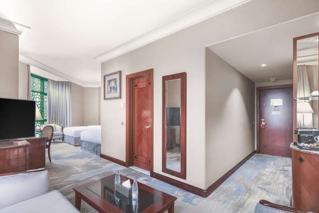 TWIN JUNIOR ONE BEDROOM SUITE CITY