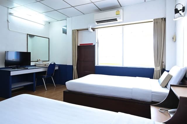 Twin Deluxe Room with Bathtub