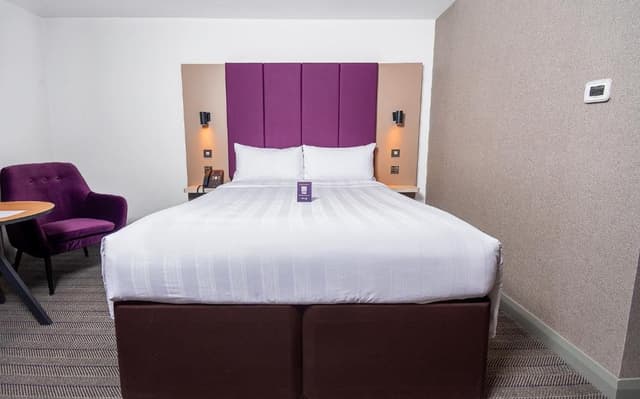 New Style Double Room -Non Smoking- Free DXB Airport Shuttle Every 30min to T1&3