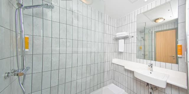 New Style Double Room -Non Smoking- Free DXB Airport Shuttle Every 30min to T1&3