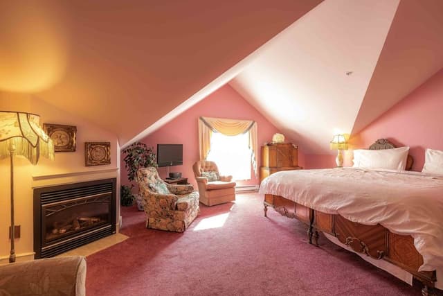 Standard Suite, 1 King Bed (Heritage Room)