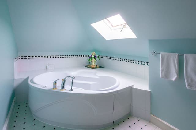 Comfort Single Room, 1 King Bed, Non Smoking, Bathtub