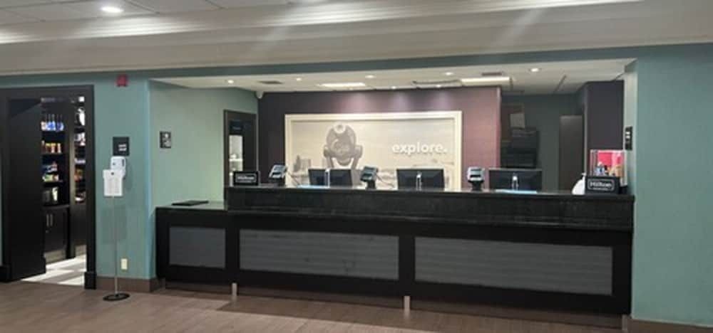Hampton Inn Suites By Hilton Toronto Airport4