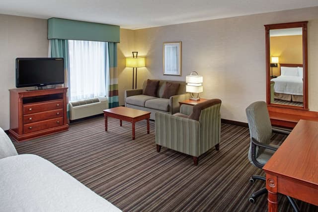 2 QNS LARGER STUDIO SUITE W/ SOFABED NONSMOK