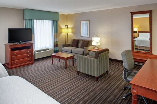 2 QNS LARGER STUDIO SUITE W/ SOFABED NONSMOK