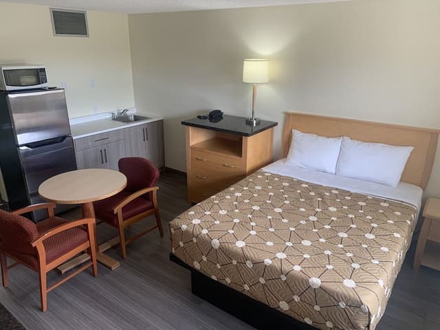 Room (One Queen, Non Smoking)