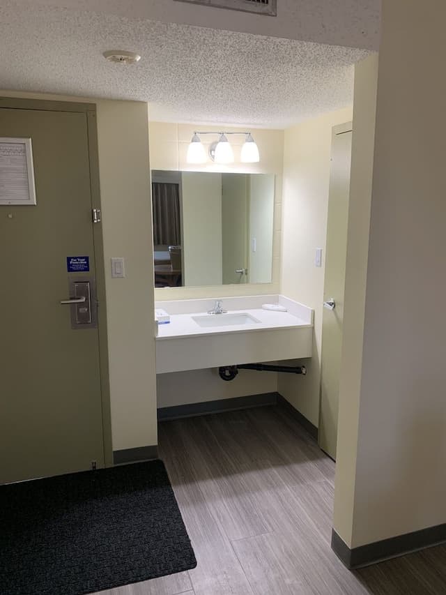 Room (One Queen, Non Smoking)