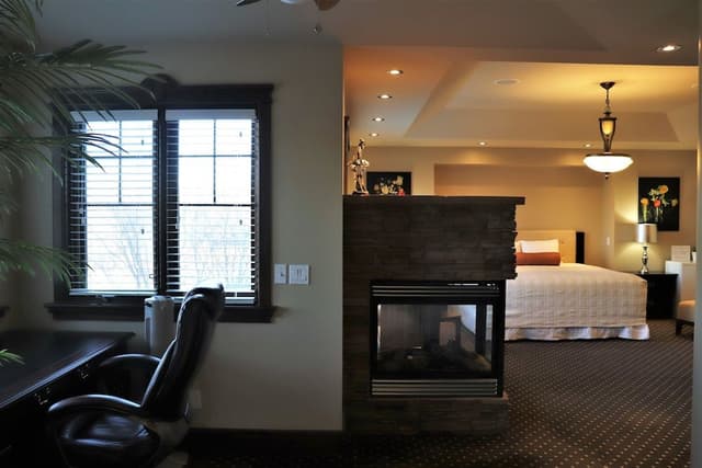 Luxury King Suite with Spa Bath, Multi-Jet Shower, and Fireplace