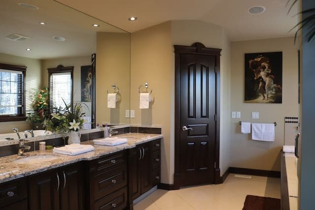 Luxury King Suite with Spa Bath, Multi-Jet Shower, and Fireplace