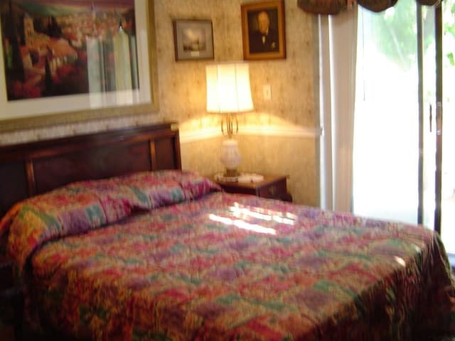 Standard Room, 1 Queen Bed