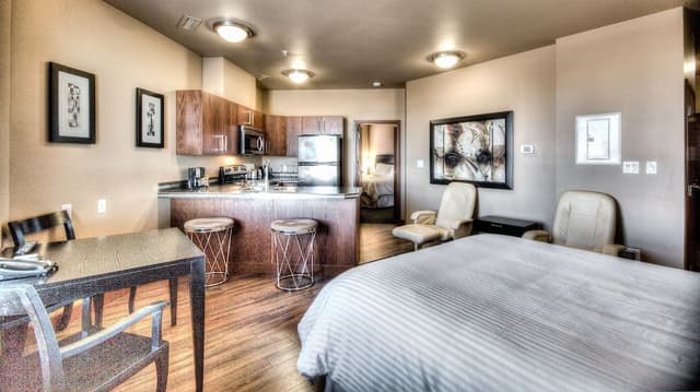 1 Bedroom Suite with 1 King Bed and 1 Queen Bed, Full Kitchenette