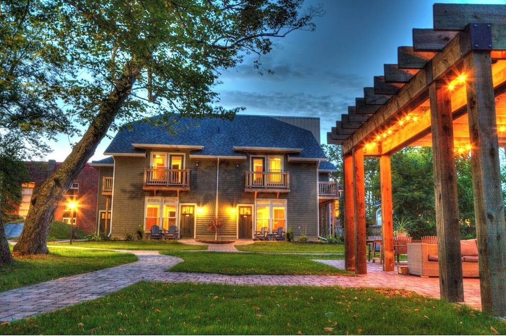 Hillhurst Inn0