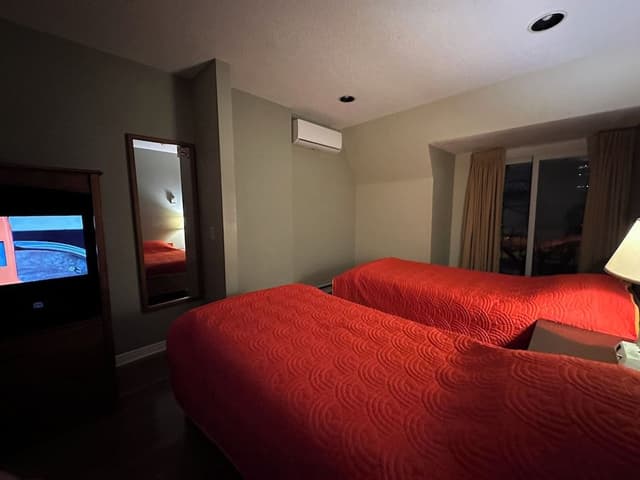 Basic Room, 2 Twin Beds, Shared Bathroom