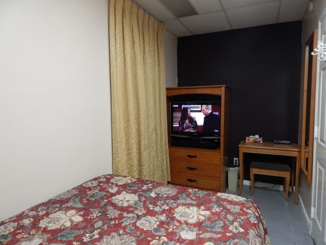 Single Bedroom, 1 Single Bed, Shared Bathroom