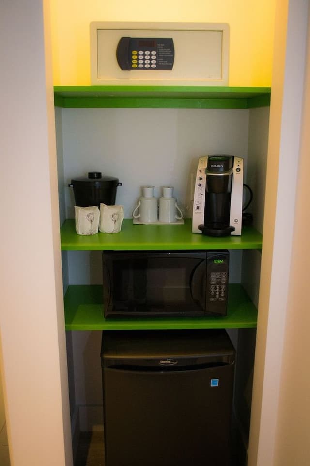 Urban Room, 1 King bed and 1 Murphy Bed