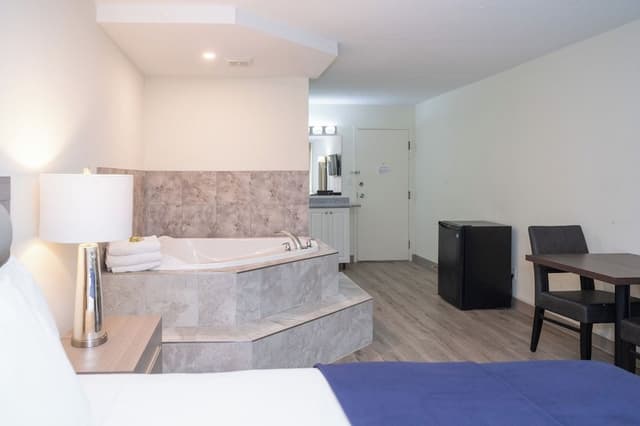 Room, 1 Queen Bed (Heart Shaped Jacuzzi)