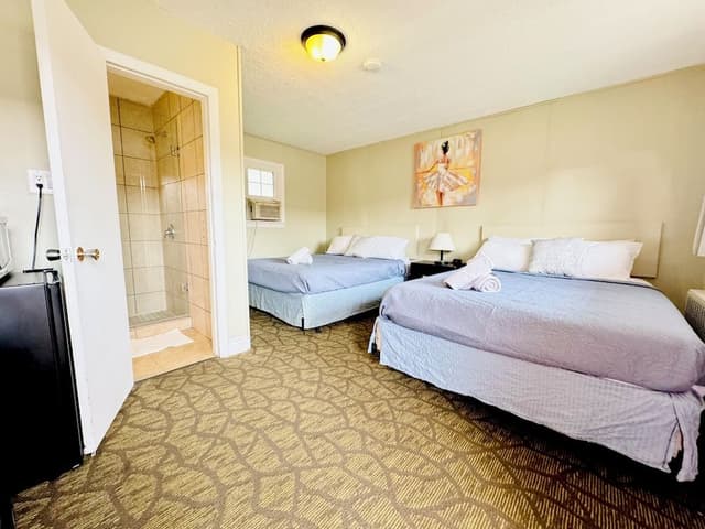 Double Room, 2 Queen Beds, Microwave, Ground Floor