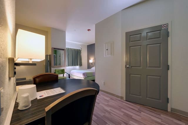 Standard Room, 1 Queen Bed, Non Smoking