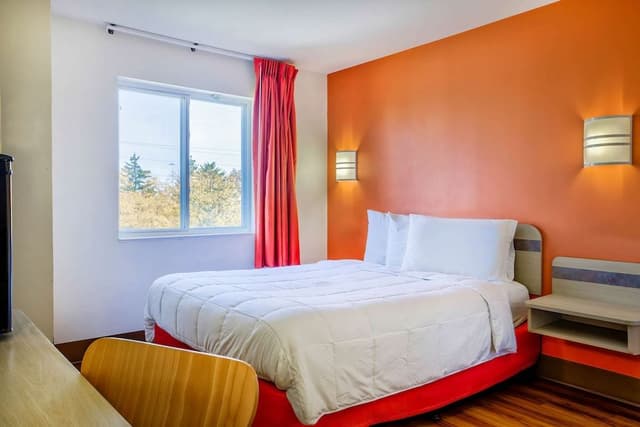 Deluxe Room, 1 Queen Bed, Non Smoking, Refrigerator