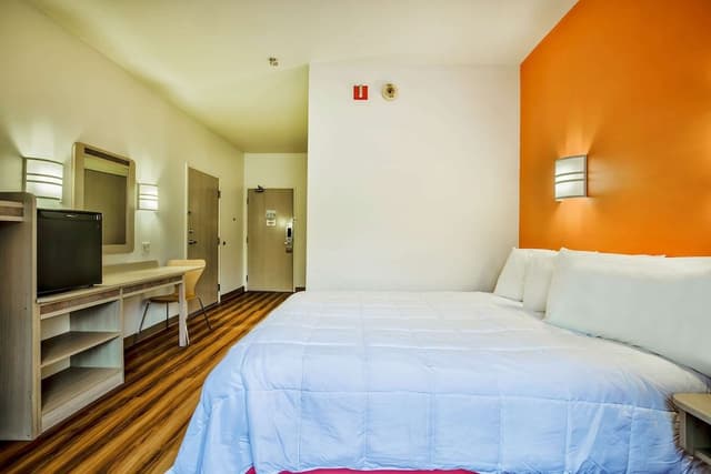 Deluxe Room, 1 Queen Bed, Non Smoking, Refrigerator