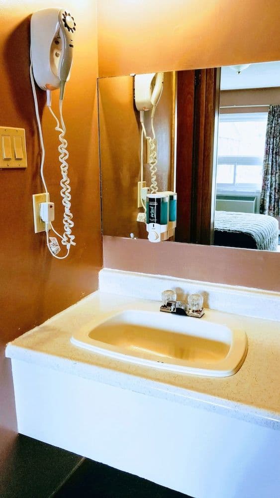 Deluxe Room, 1 Queen Bed, Courtyard View